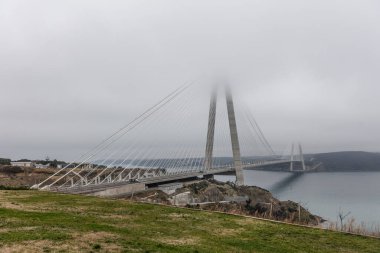 Yavuz Sultan Selim Köprüsü ve Sis. İstanbul, Türkiye.