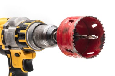 Beyaz arkaplanda sarı matkap makinesi