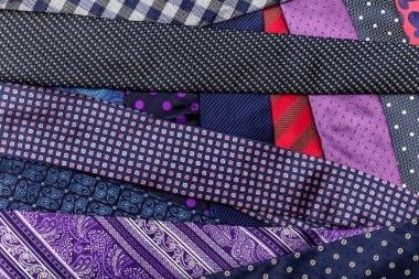 Boyunbağı. Farklı kravatlar takın. Erkekler için renkli kravat. Şık erkek aksesuarları, erkek modası. Sarılmış kravat koleksiyonu sergileniyor. Sakura kravatı. Papyon..