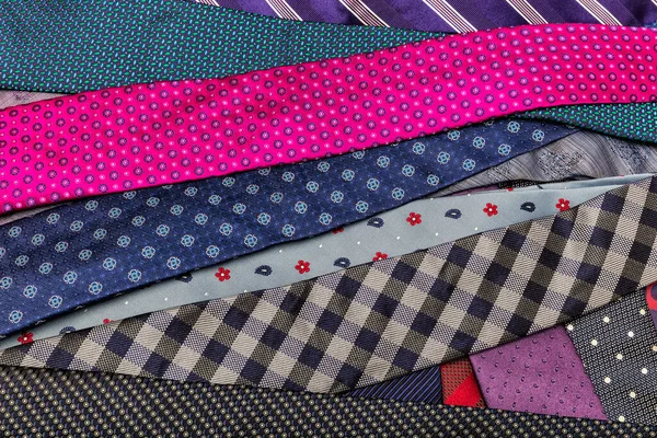设置不同的领带 男人的彩色领带 一套时髦的男人配饰 男人的时尚 陈列的卷曲领带系列 樱花领带 — 图库照片