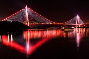 Yavuz Sultan Selim adında yeni İstanbul Boğazı köprüsüne uzun süre maruz kalmış. İstanbul, Türkiye.