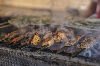 Türk usulü kebap. Lokanta usulü ızgarada Adana kebabı pişirmek, hazır olabileceklerini düşündükleri dumanlar..