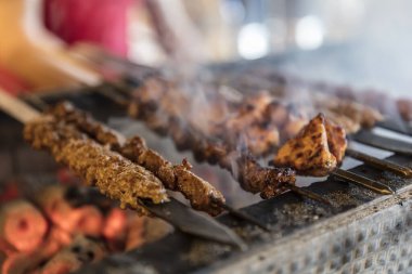 Türk usulü kebap. Lokanta usulü ızgarada Adana kebabı pişirmek, hazır olabileceklerini düşündükleri dumanlar..