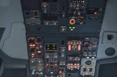 Antalya, Türkiye 26 Mayıs 2017; Uluslararası Antalya Havaalanı hindisi. Boeing 737-800 Kokpit manzaralı