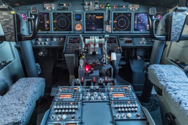 Antalya, Türkiye 26 Mayıs 2017; Uluslararası Antalya Havaalanı hindisi. Boeing 737-800 Kokpit manzaralı