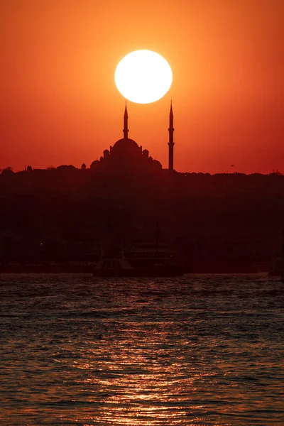 Τζαμί Φατίχ Σηματοδοτεί Τον Ορίζοντα Της Κωνσταντινούπολης Στο Ηλιοβασίλεμα Κωνσταντινούπολη — Φωτογραφία Αρχείου
