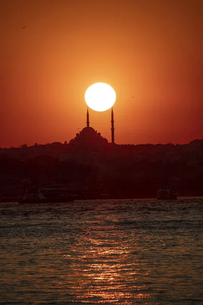 Die Fatih Moschee Durchbricht Bei Sonnenuntergang Die Skyline Von Istanbul — Stockfoto
