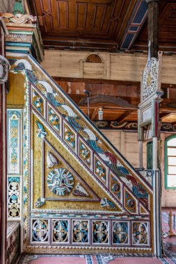 Artvin, Macahel, Türkiye - 25 Temmuz 2015; Artvin Macahel Camili Köyü 'ndeki tarihi Camii Camii' nin iç manzarası. Cami el boyası ve ahşap süslemeleriyle ünlüdür..