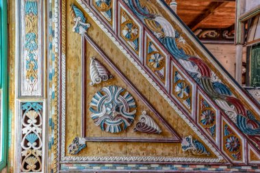 Artvin, Macahel, Türkiye - 25 Temmuz 2015; Artvin Macahel Camili Köyü 'ndeki tarihi Camii Camii' nin iç manzarası. Cami el boyası ve ahşap süslemeleriyle ünlüdür..