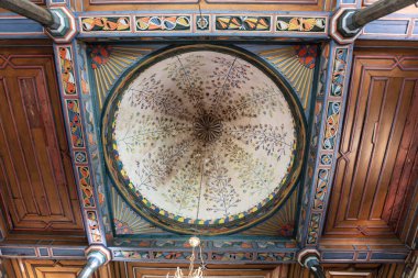 Artvin, Macahel, Türkiye - 25 Temmuz 2015; Artvin Macahel Camili Köyü 'ndeki tarihi Camii Camii' nin iç manzarası. Cami el boyası ve ahşap süslemeleriyle ünlüdür..
