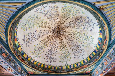 Artvin, Macahel, Türkiye - 25 Temmuz 2015; Artvin Macahel Camili Köyü 'ndeki tarihi Camii Camii' nin iç manzarası. Cami el boyası ve ahşap süslemeleriyle ünlüdür..