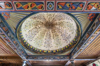 Artvin, Macahel, Türkiye - 25 Temmuz 2015; Artvin Macahel Camili Köyü 'ndeki tarihi Camii Camii' nin iç manzarası. Cami el boyası ve ahşap süslemeleriyle ünlüdür..