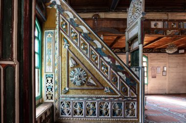 Artvin, Macahel, Türkiye - 25 Temmuz 2015; Artvin Macahel Camili Köyü 'ndeki tarihi Camii Camii' nin iç manzarası. Cami el boyası ve ahşap süslemeleriyle ünlüdür..
