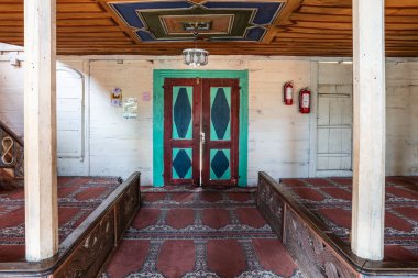 Artvin, Macahel, Türkiye - 25 Temmuz 2015; Artvin Macahel Camili Köyü 'ndeki tarihi Camii Camii' nin iç manzarası. Cami el boyası ve ahşap süslemeleriyle ünlüdür..