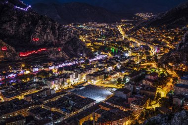 Amasya, Türkiye - 20 Temmuz 2015; Amasya şehri görüşü. Güzel nehir (Yeşil Nehir) manzarası ve dağlar arasındaki şehir. 