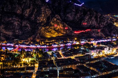 Amasya, Türkiye - 20 Temmuz 2015; Amasya şehri görüşü. Güzel nehir (Yeşil Nehir) manzarası ve dağlar arasındaki şehir. 
