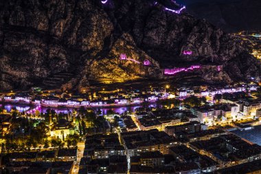 Amasya, Türkiye - 20 Temmuz 2015; Amasya şehri görüşü. Güzel nehir (Yeşil Nehir) manzarası ve dağlar arasındaki şehir. 