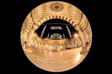 İstanbul 'daki caminin içinde.