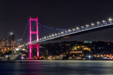 Akşamleyin İstanbul, Türkiye 'deki köprüde.