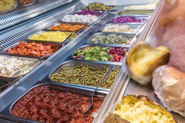 Gümüş tepsilerde farklı yiyecekler, fast food konsepti.