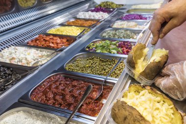 Gümüş tepsilerde farklı yiyecekler, fast food konsepti.