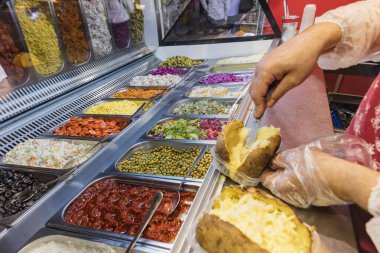 Gümüş tepsilerde farklı yiyecekler, fast food konsepti.