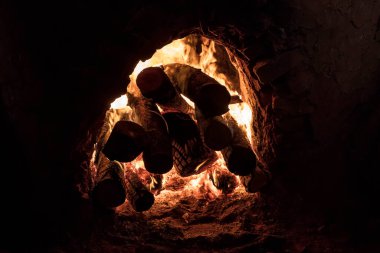 alevler siyah arkaplanda