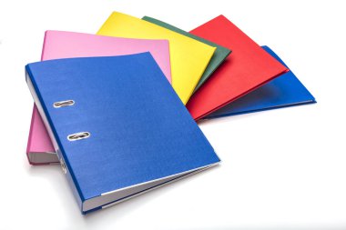 Beyaz arkaplanda izole edilmiş bir kitabı olan renkli defterler