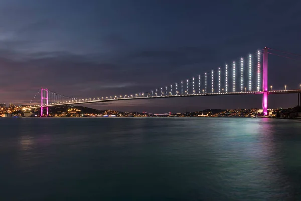 晚上在伊斯坦布尔的土耳其河上的桥 — 图库照片
