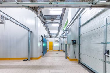 Depo dondurucusu, soğuk depo. Yiyecek deposu için soğutma odası. Dört vantilatörü olan boş bir sanayi odası buzdolabı..