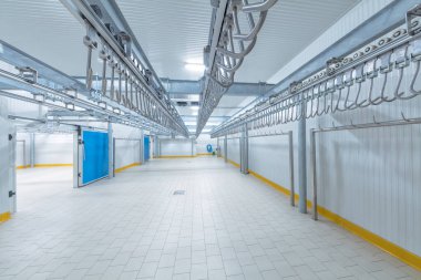 Depo dondurucusu, soğuk depo. Yiyecek deposu için soğutma odası. Dört vantilatörü olan boş bir sanayi odası buzdolabı..