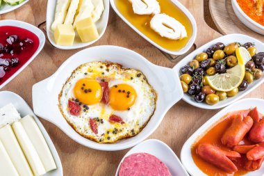 Masadaki Türk kahvaltı seti çok güzel bir düzende. Türk kahvaltısı hazırlanıyor.