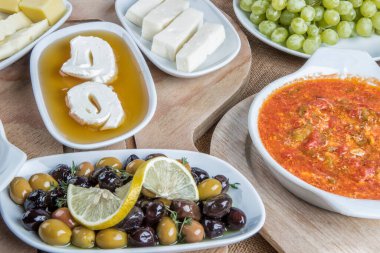 Masadaki Türk kahvaltı seti çok güzel bir düzende. Türk kahvaltısı hazırlanıyor.