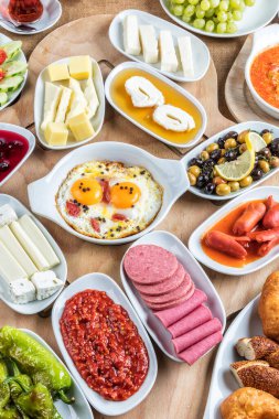 Masadaki Türk kahvaltı seti çok güzel bir düzende. Türk kahvaltısı hazırlanıyor.