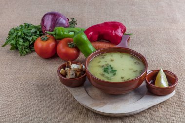 Biberli sebze çorbası havuç karnabahar patates maydanozlu lahana domatesli kırsal ahşap arka planda fotokopi alanı