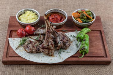 Restoran menüsünde sosla servis edilen kuzu pirzolası. Izgara kuzu pirzolası.