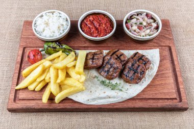 Lezzetli Taze Kızarmış Köfteler - Izgara Kofte. Kızarmış köfte, salata, pilav, patates kızartması.