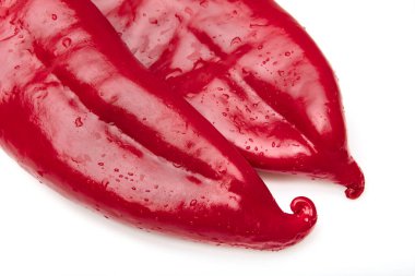 Beyaz arka planda kırmızı biber