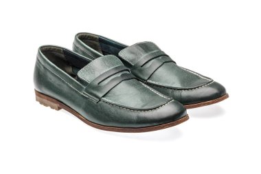 Erkek ayakkabıları beyaz arka planda izole edilmiş.