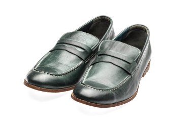 Erkek ayakkabıları beyaz arka planda izole edilmiş.