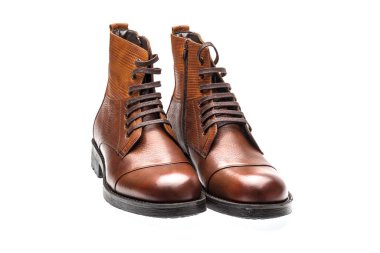 Bahar Sonbaharı Klasik erkek ayakkabıları beyaz arkaplanda izole edilmiş.