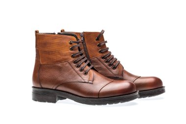 Bahar Sonbaharı Klasik erkek ayakkabıları beyaz arkaplanda izole edilmiş.