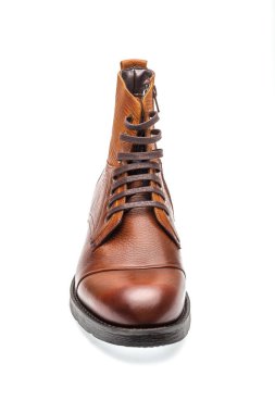 Bahar Sonbaharı Klasik erkek ayakkabıları beyaz arkaplanda izole edilmiş.