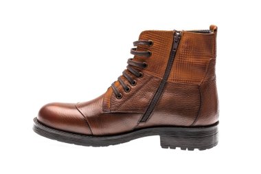 Bahar Sonbaharı Klasik erkek ayakkabıları beyaz arkaplanda izole edilmiş.