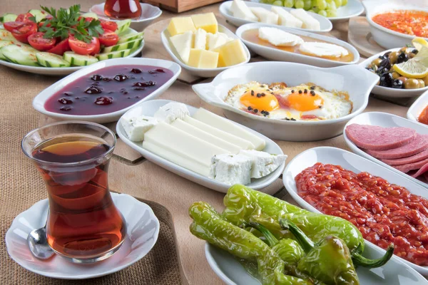Turecki Zestaw Śniadaniowy Stole Pięknym Układzie Przygotowanie Śniadania Tureckiego — Zdjęcie stockowe