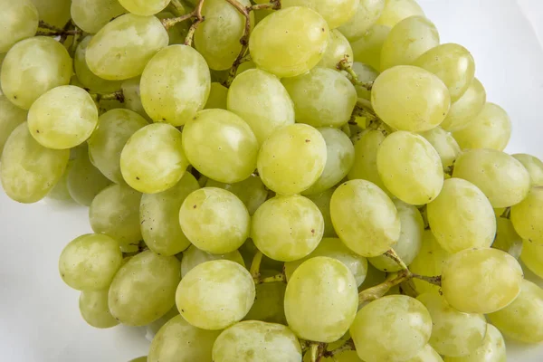 Uvas Verdes Frescas Sobre Fondo Blanco — Foto de Stock