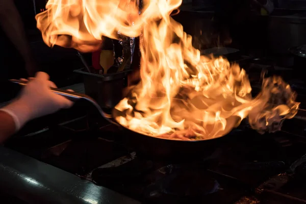 Koch Kocht Mit Feuer Der Pfanne Professioneller Koch Einer Gewerblichen — Stockfoto