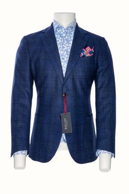 Cansız modele erkek ceketi, gömlek ve kravat. Çanta konsepti.