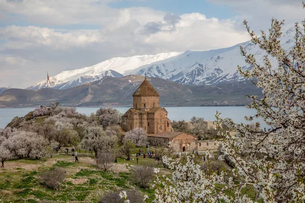 Pemandangan Musim Semi Yang Menakjubkan Dari Gereja Armenia Salib Suci — Stok Foto