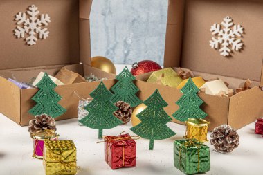 El yapımı organik sabun, kuru şampuan, spa, güzellik derisi hediye paketi konsepti. Doğal sabunlar Noel - Noel konsepti. Sıfır atık yaşam tarzı.